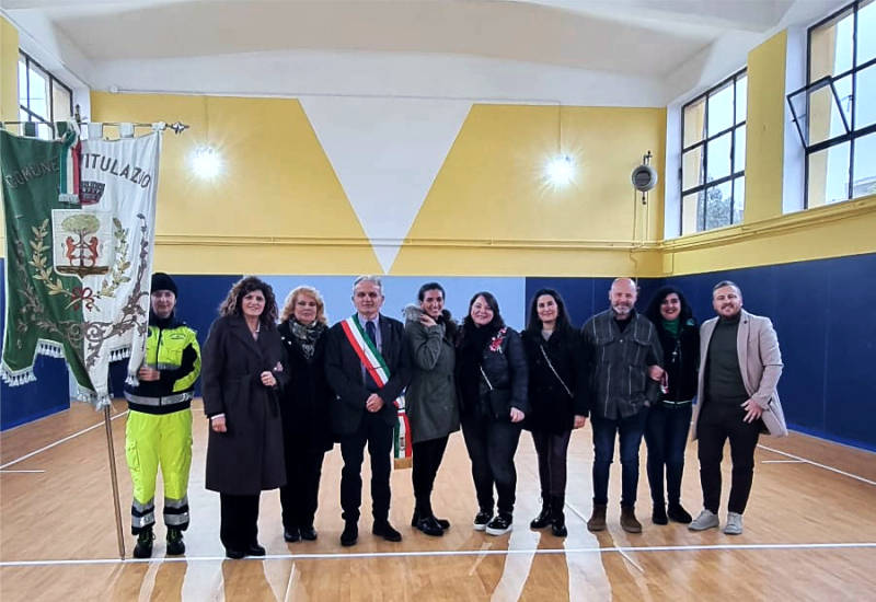 Vitulazio. La palestra del plesso Benedetto Croce, nuova di zecca, consegnata alla dirigente Orabona.