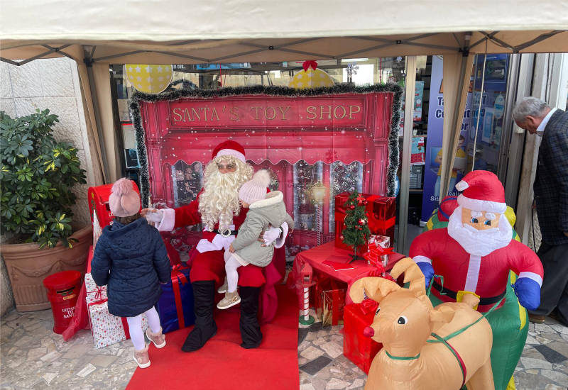 “Lettera a Babbo Natale”. Sold out l’evento voluto da Antonio Scognamiglio e Giovanna Mincione. Babbo Natale, il trenino, truccabimbi, gadget e tanto altro