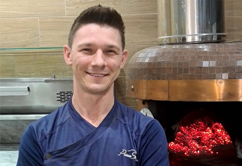 Pizza Sophia. Mario Bisesto presenta la sua A’ Sapurit: sapori locali e sapori internazionali in un’unica pizza