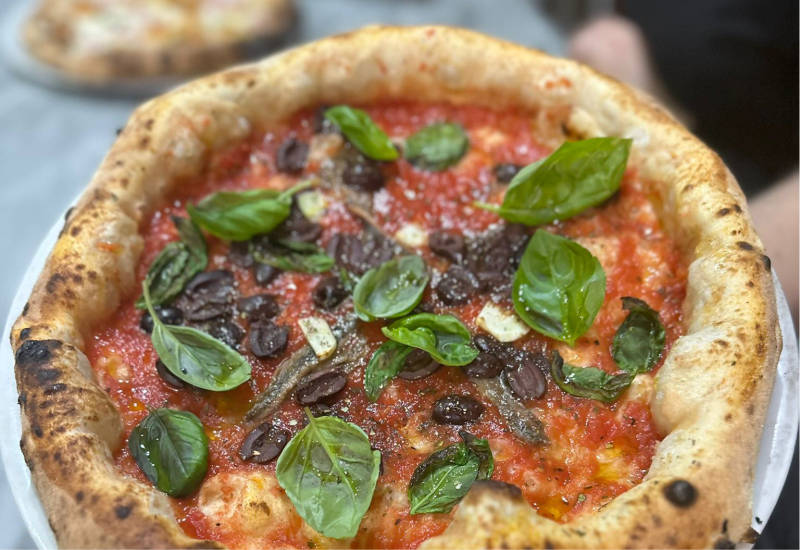 “La Marinara”: l’antica pizza del porto di Napoli, tra storia e tradizione